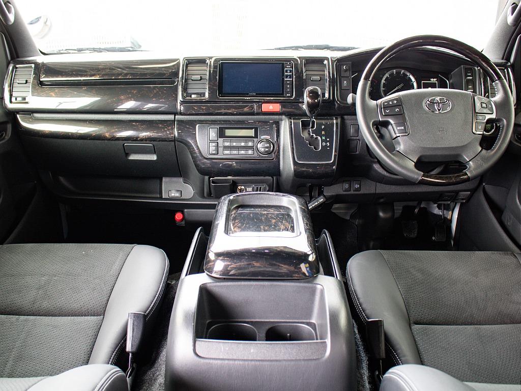 コックピット周りのお写真です！インテリアパネルが艶有の黒木目で統一されてます！