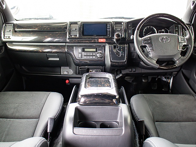 コックピット周りのお写真です！インテリアパネルが艶有の黒木目で統一されてます！