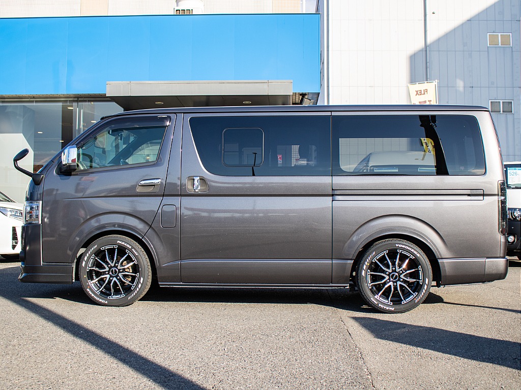 両側小窓付きの車両になります！