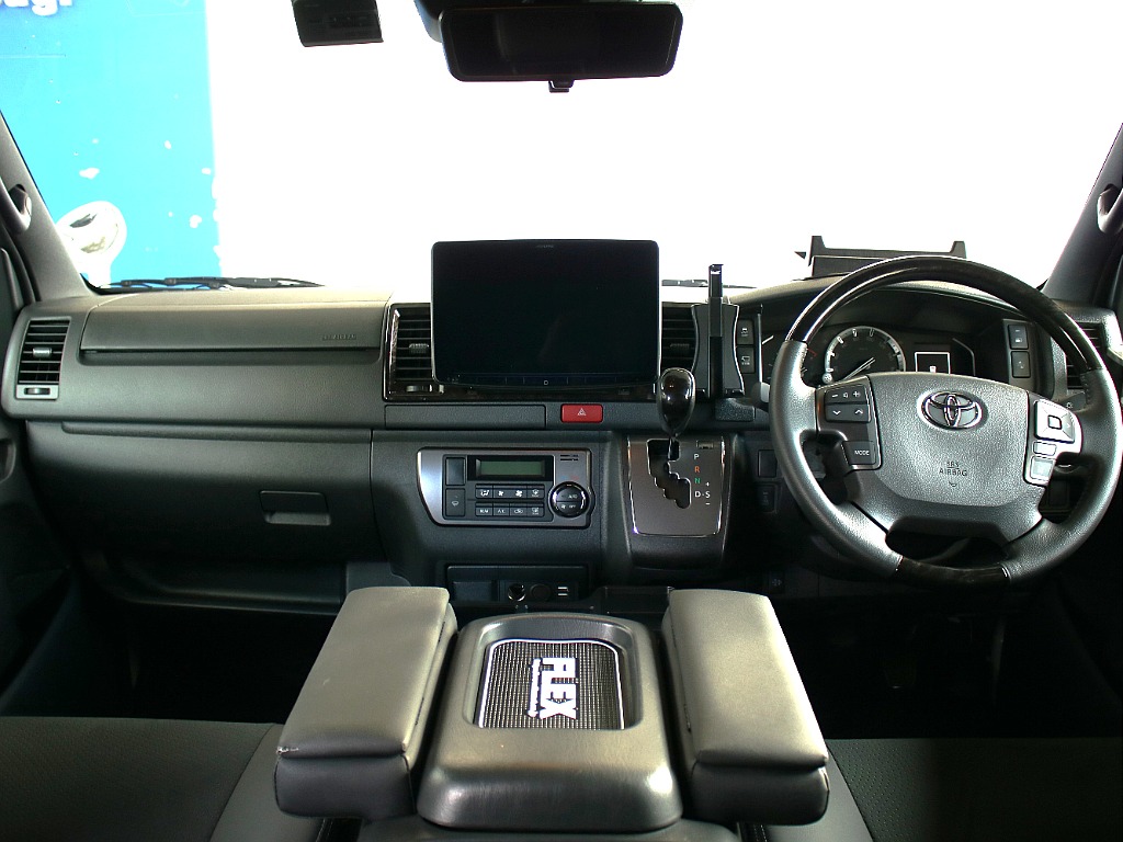 運転席周りのお写真になります！インテリアパネルやシフトノブ、ステアリングがダークプライムⅡならではのマホガニー調黒木目になってます！