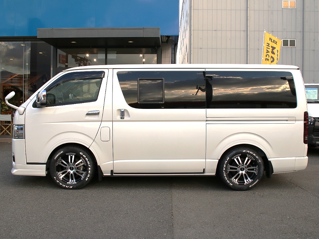 オリジナルのオーバーフェンダーも装備してます！カスタムパーツ盛沢山の一台です！