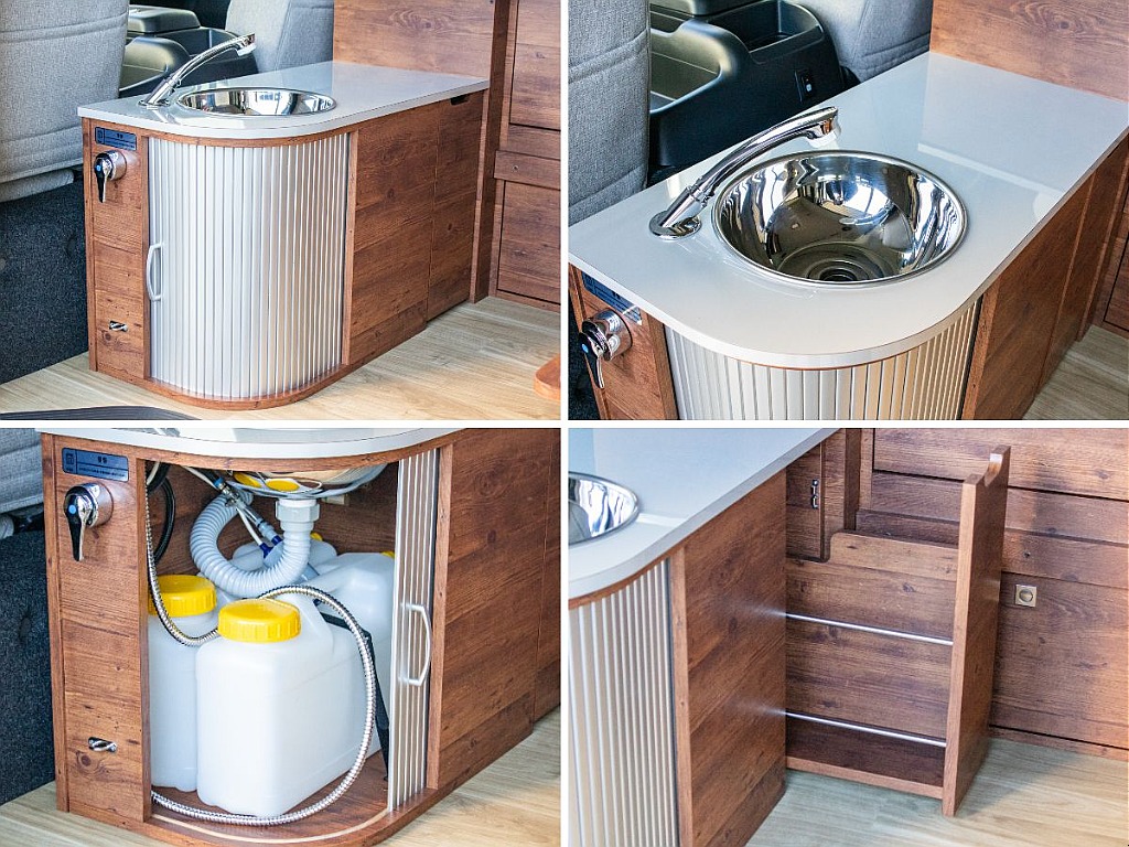 外からアクセス可能な位置にシンクを装備してます！シャワーヘッドは延長できるので使い勝手抜群です！