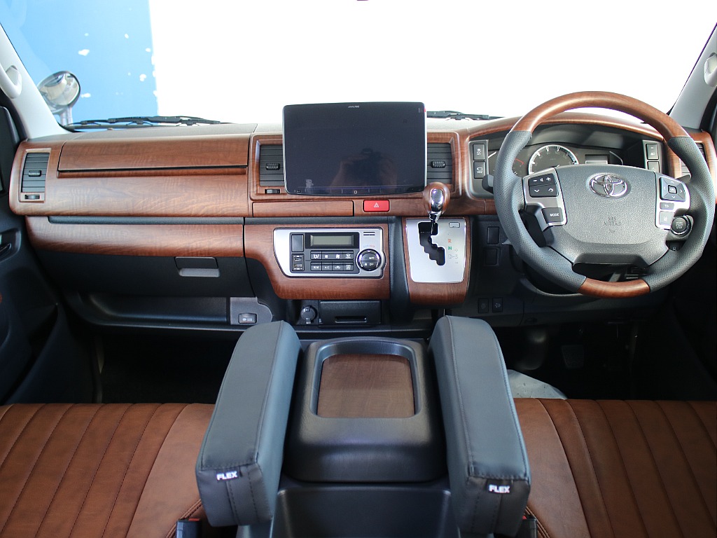運転席周りです！オリジナルの茶木目インテリアパネル装備してます！