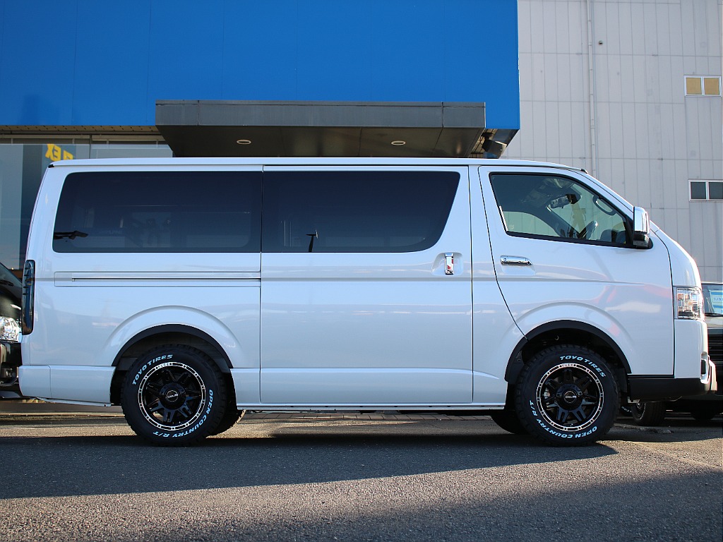 オーバーフェンダーにゴツゴツしたタイヤでオフロード感溢れる印象に！