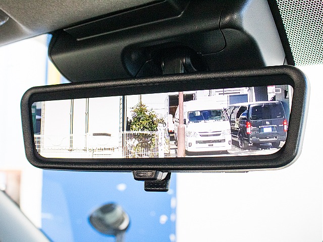メーカーオプションのデジタルインナーミラーが搭載されてます！