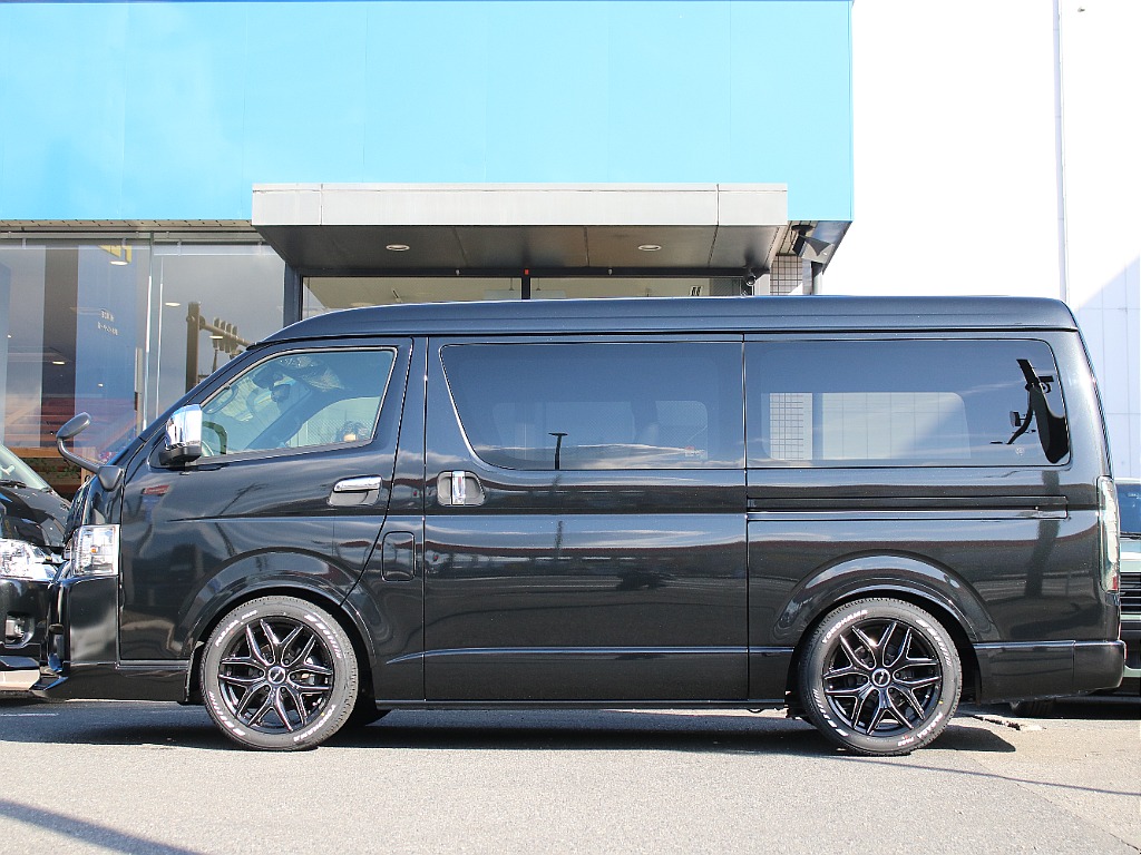 オリジナルのオーバーフェンダーをボディと同色で装備してます！