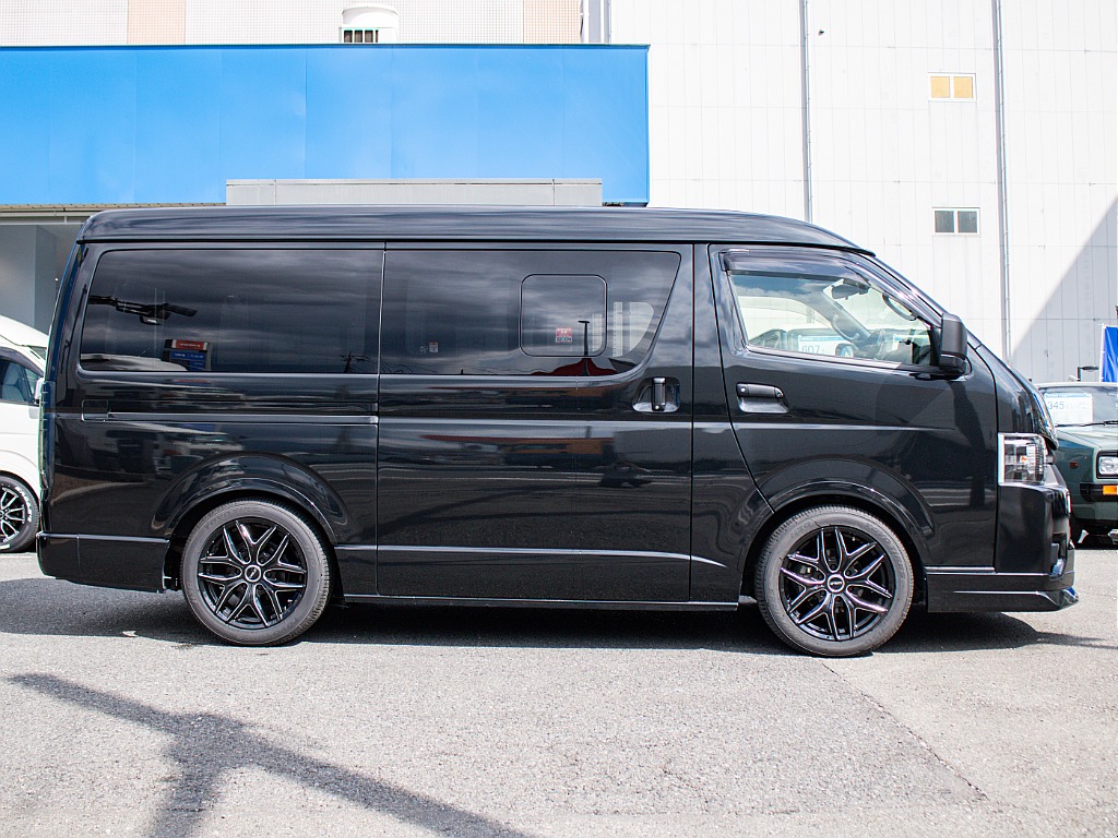 両側小窓付きの車両になります！