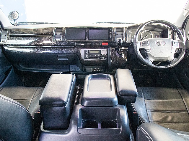 運転席周りもカスタムが豊富な1台となっております！