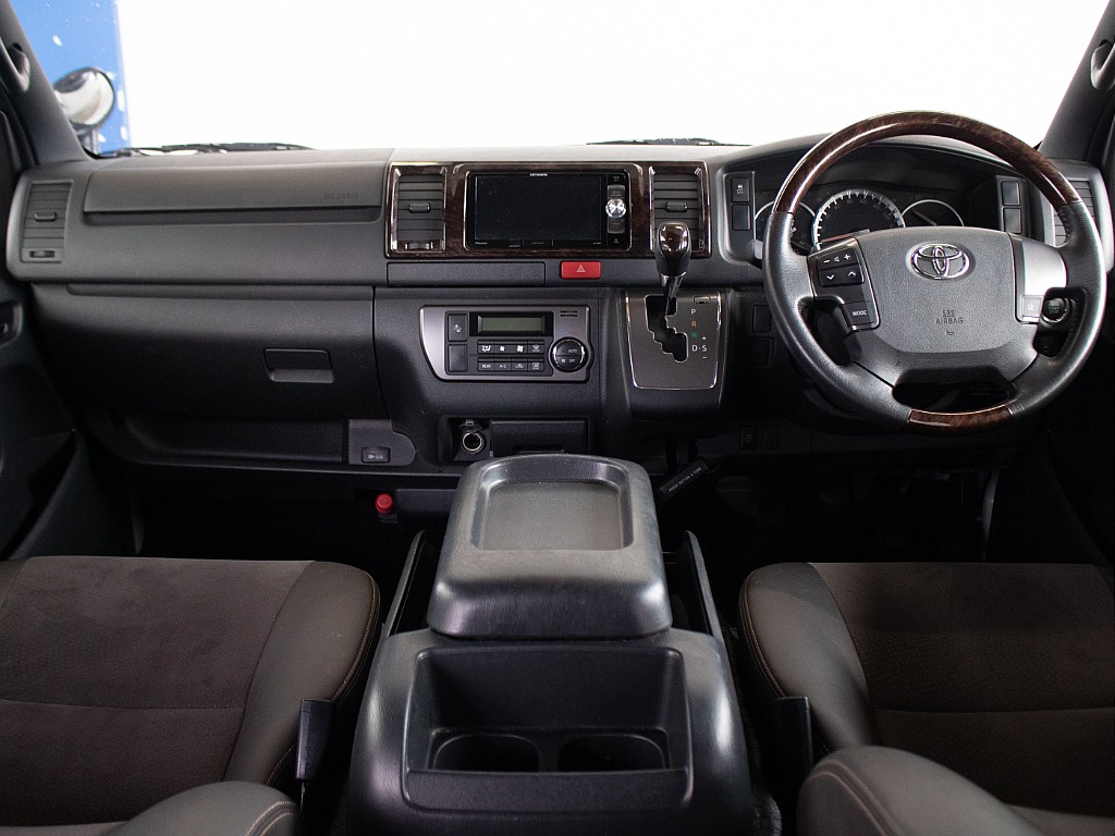 50周年アニバーサリーならではの特別感のある運転席周りとなっております！