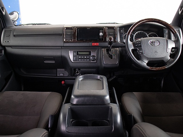 50周年アニバーサリーならではの特別感のある運転席周りとなっております！