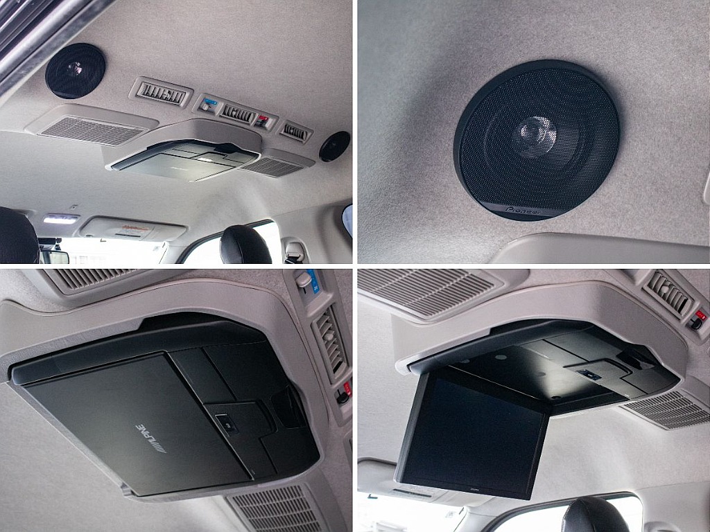 12.8インチのフリップダウンモニターにルーフスピーカーまで装備しております！