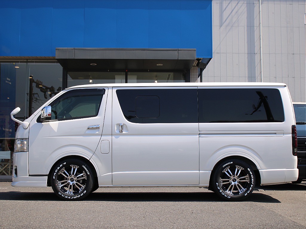 オリジナルのオーバーフェンダーをボディ同色で装備してます！