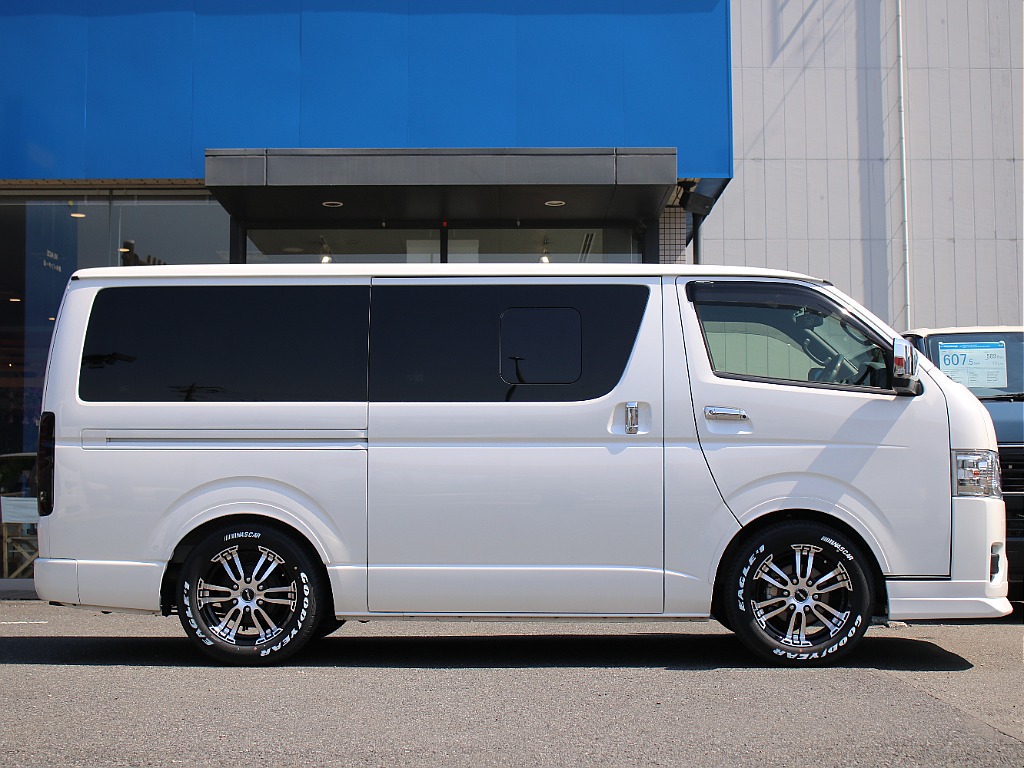 両側小窓付きの車両になります！