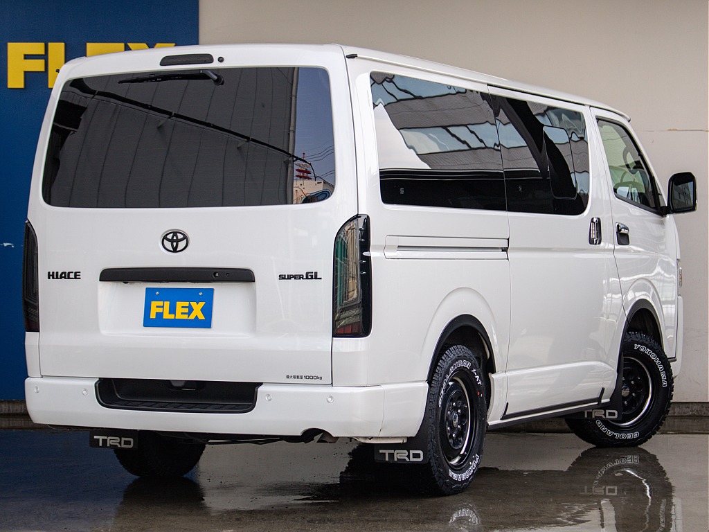 リアエンブレムやガーニッシュは全てマッドブラックで統一されてます！