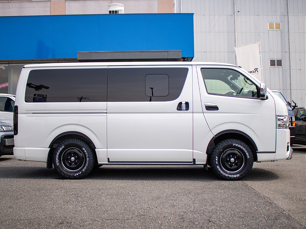 両側小窓付きのスライドドアになってます！アミエースを付けたら更に快適に！