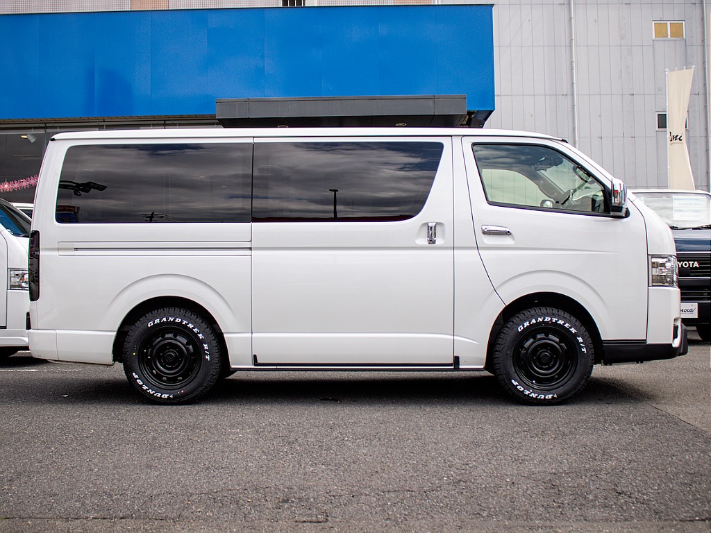 メーカーオプションのホワイトパールクリスタルシャインとなっております！