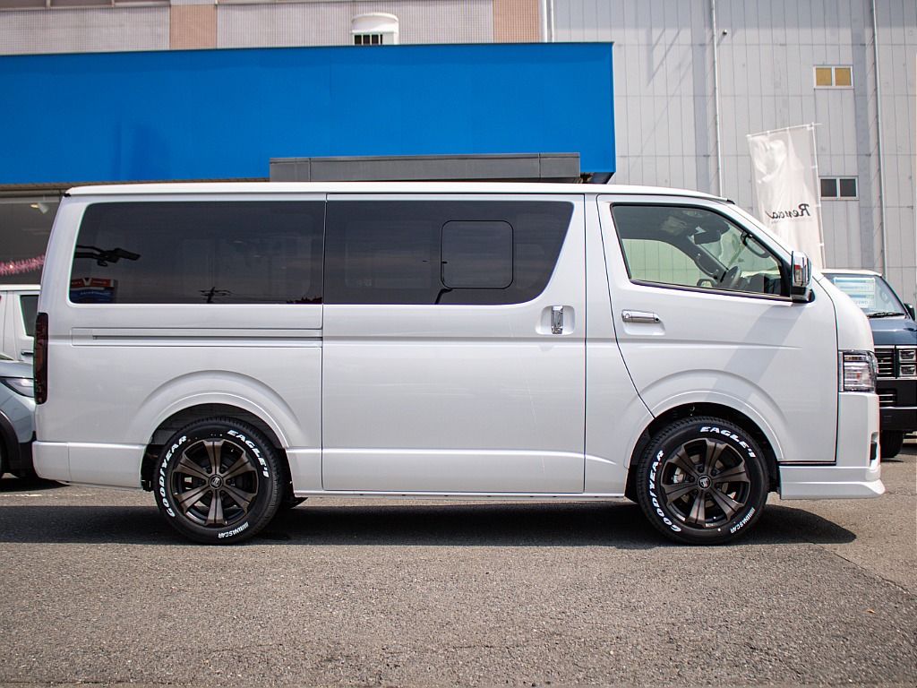 両側小窓付きの1台となっております！