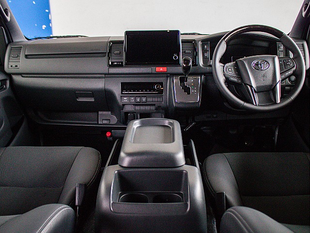 運転席周りが一新された新型ハイエースです！