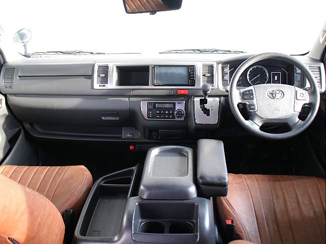 ワイドボディならではの広々とした運転席周りとなっております！