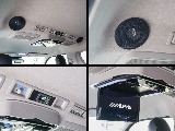 後席にはフリップダウンモニターにルーフスピーカーまで装備！後ろの方たちも音楽やテレビなどお楽しみ頂けます！