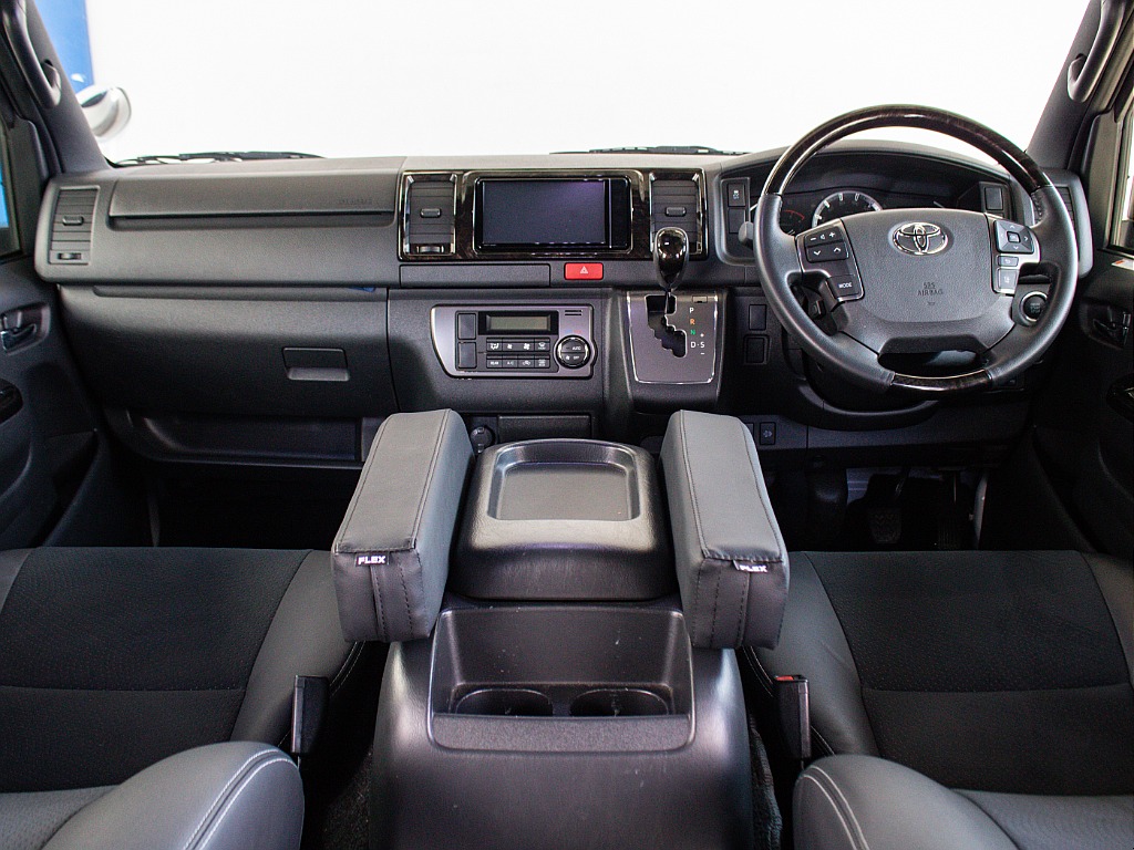 ダークプライムⅡならではのマホガニー調のインテリアパネルとなっております！