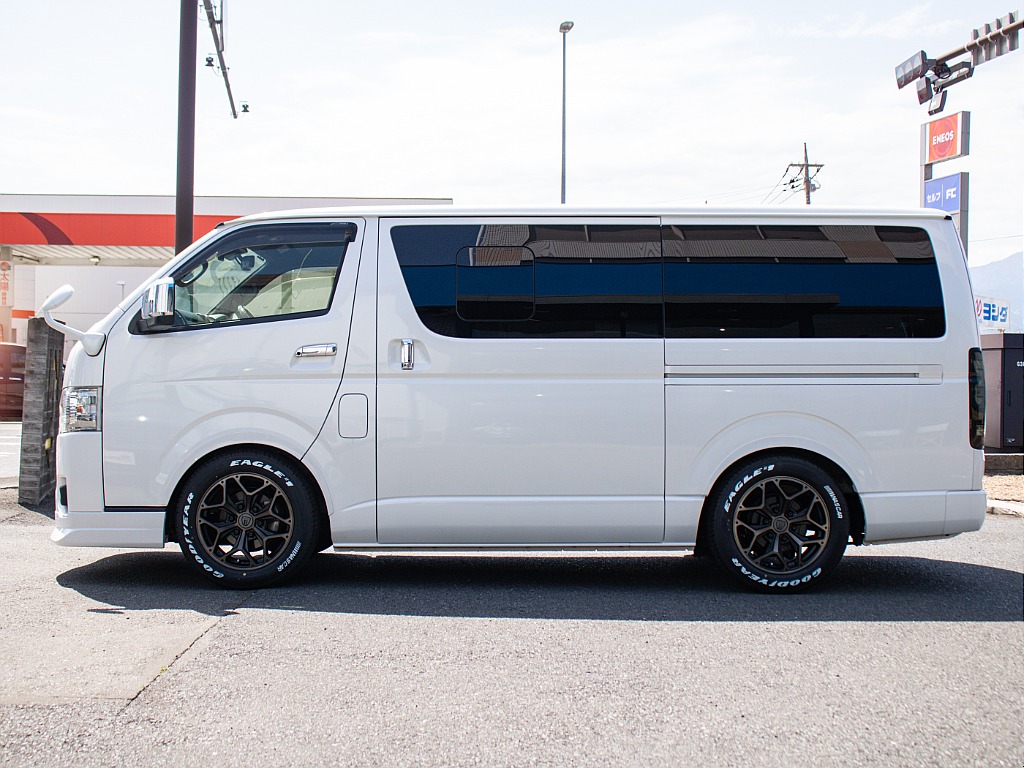 両側小窓付きのお車となっております！