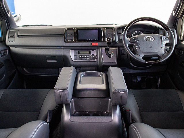 ダークプライムⅡならではのマホガニー調のインテリアパネルとなっております！