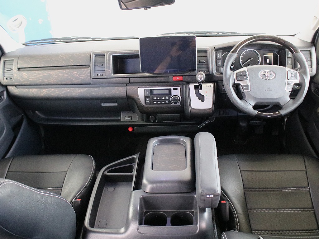 オリジナルインテリアパネルも装備しているオシャレな運転席周りとなっております！