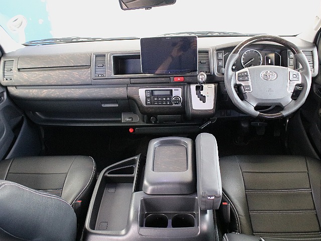 オリジナルインテリアパネルも装備しているオシャレな運転席周りとなっております！