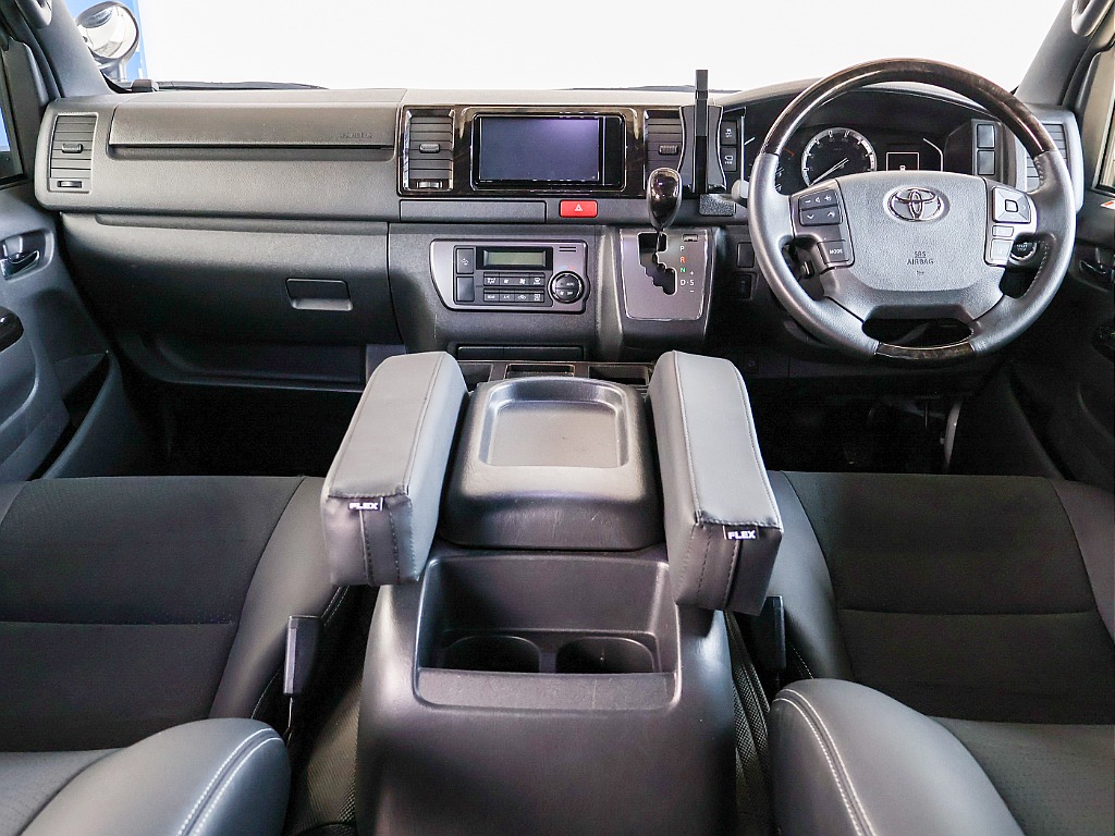 オリジナルアームレストやUI Vehicleのドリンクホルダーを装備しています！