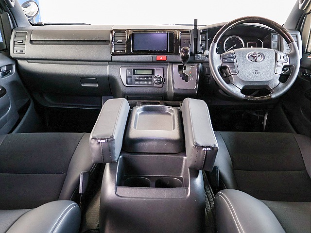 オリジナルアームレストやUI Vehicleのドリンクホルダーを装備しています！