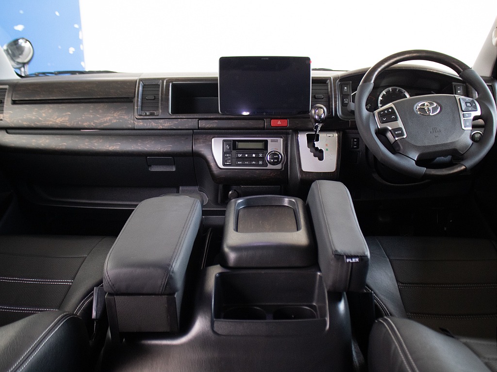インテリアパネル3点セットが装備されてますので、運転席周りがおしゃれになってます！