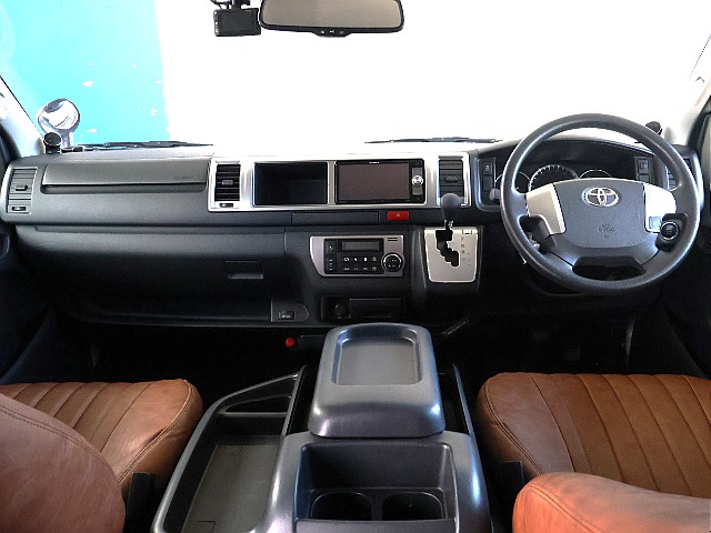 ワイドボディならではの広々とした運転席周りです！
