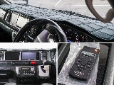 インテリアパネルが艶有の黒木目で運転席周りのまとまりも完璧です！