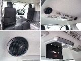 後席にはルーフスピーカーにフリップダウンモニターまで搭載！後ろの方たちもしっかりドライブをお楽しみ頂けます！