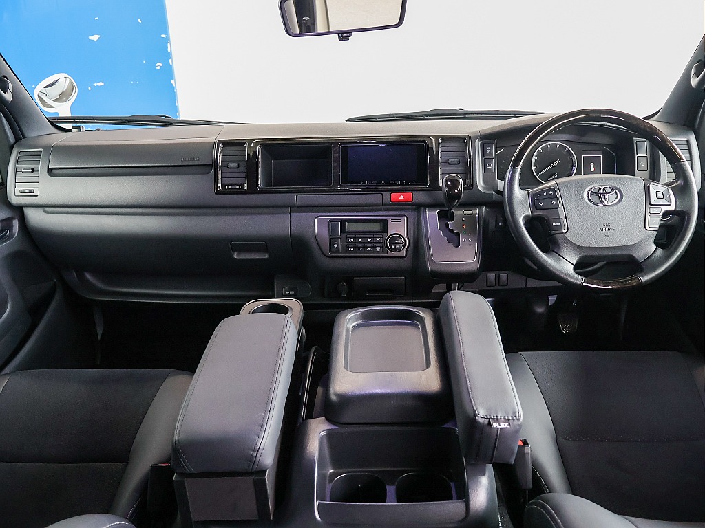 ワイドボディならではの広々とした運転席周りです！