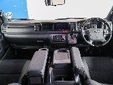 ワイドボディならではの広々とした運転席周りです！