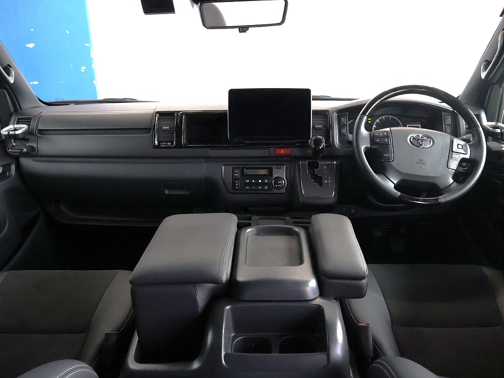 ワイドボディならではの広々とした運転席周りです！