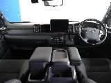 ワイドボディならではの広々とした運転席周りです！
