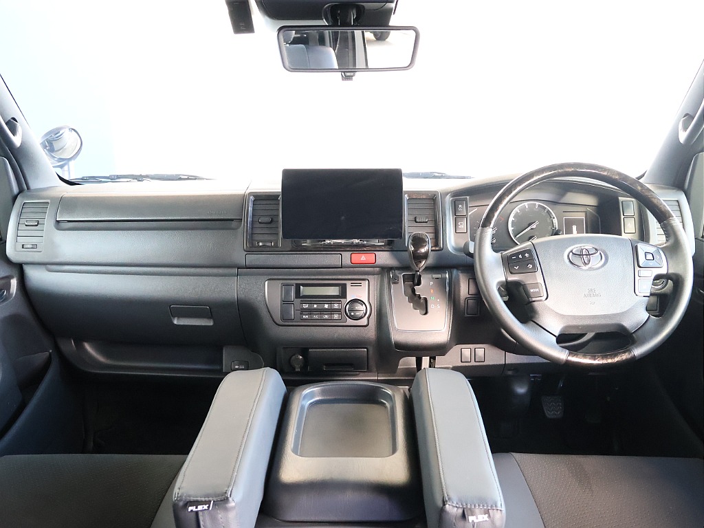 パナソニックのナビや両側にアームレストを装備し快適な運転をお楽しみいただけます！