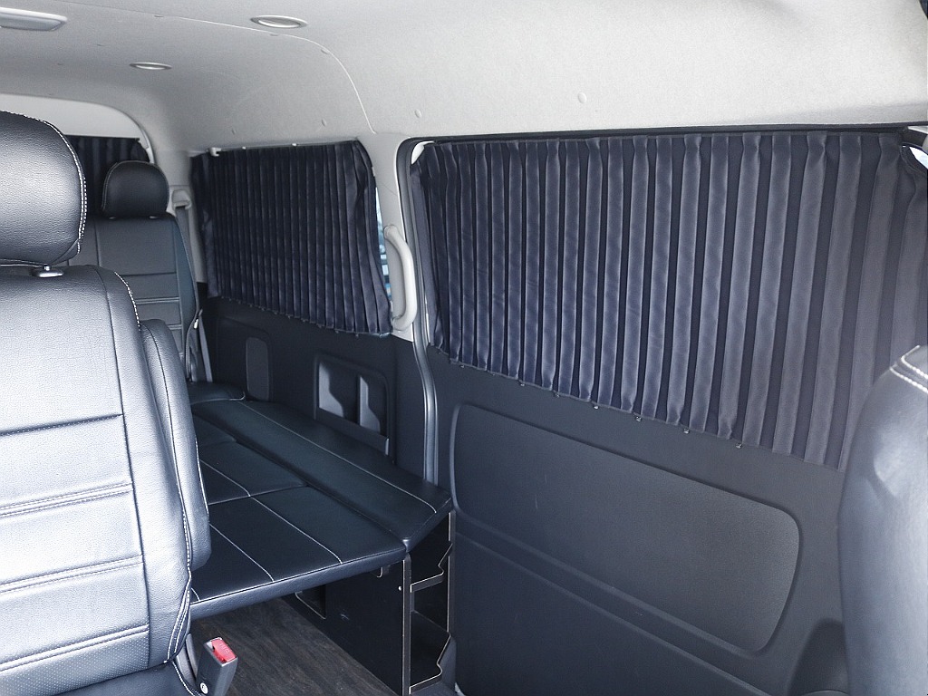UIvehicle製車内カーテンが後部座席すべての窓に装着されているため、車中泊にピッタリです☆