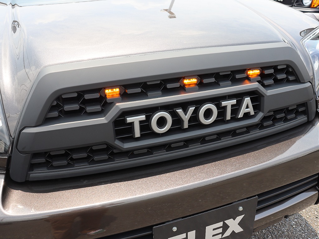 タコマ風TOYOTAグリル装備！グリルマーカーの有無で印象は全然変わってきます☆