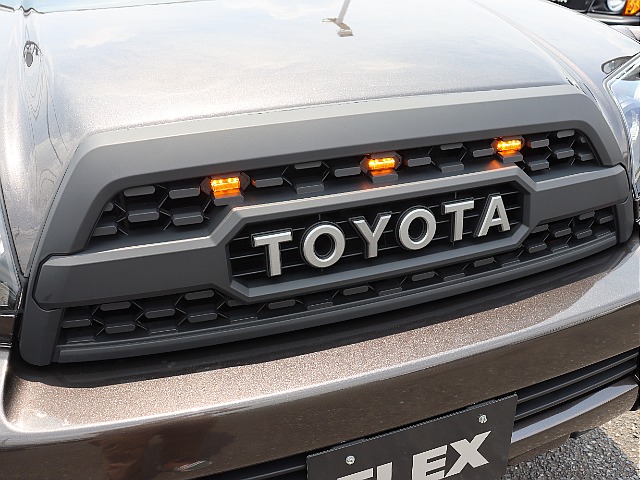 タコマ風TOYOTAグリル装備！グリルマーカーの有無で印象は全然変わってきます☆