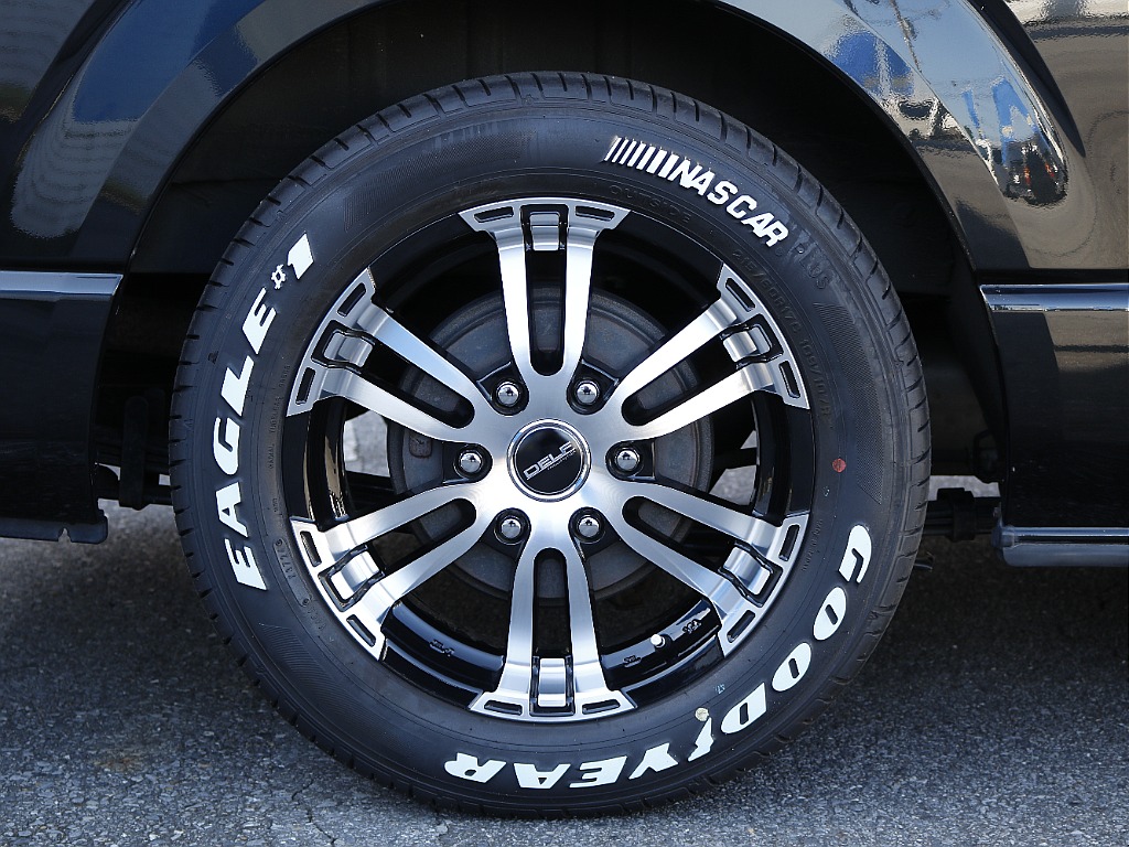 茨城県つくば市にハイエース専門の新車・中古車の展示場を展開！人気のグレード・年式をその場で見比べられます♪皆様のご来場、お問合せを心よりお待ちしております☆