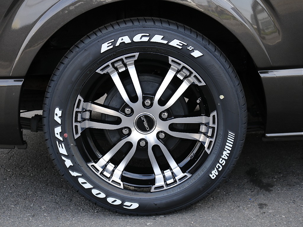ホイールだけでなく、タイヤもグッドイヤーのナスカータイヤを新品装着☆ホワイトレターはＵＳルックには欠かせない存在です♪