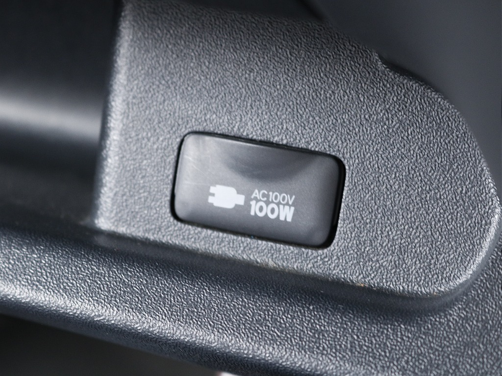 助手席の足元にはメーカーオプションの100Vコンセント☆ 家庭用コンセント使用可能です♪