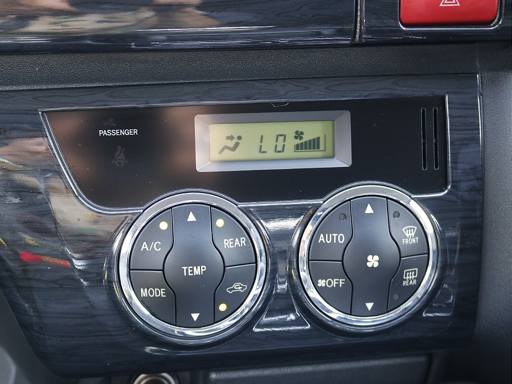 エアコンはオートエアコンとなっており、真夏も真冬も車内を快適に保ってくれます♪