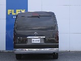 リアから見るとハイエースの雰囲気が残っています。