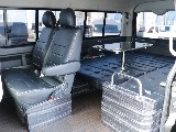 セカンドハウス製内装架装！！ リアシートは左右横座りの6人掛けベンチシートとなっております♪