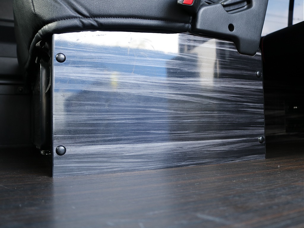 茨城県つくば市にハイエース専門の新車・中古車の展示場を展開！人気のグレード・年式をその場で見比べられます♪皆様のご来場、お問合せを心よりお待ちしております☆